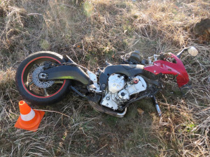 Na Jindřichohradecku narazil motorkář do stromu. Nehodu nepřežil