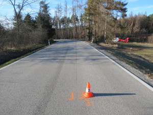 Na Jindřichohradecku narazil motorkář do stromu. Nehodu nepřežil