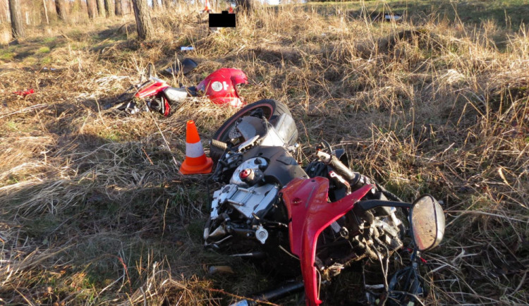 Na Jindřichohradecku narazil motorkář do stromu. Nehodu nepřežil