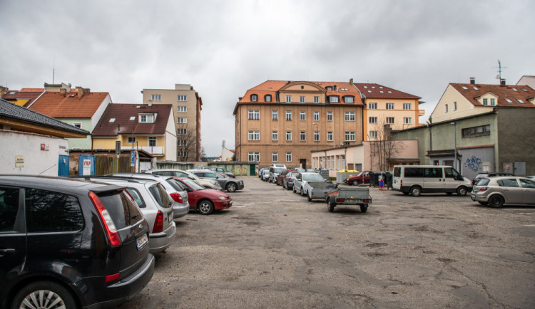 Obyvatelé Komenského ulice se nového parkoviště zatím nedočkají. Rekonstrukci město neplánuje