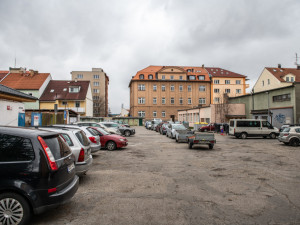 Obyvatelé Komenského ulice se nového parkoviště zatím nedočkají. Rekonstrukci město neplánuje