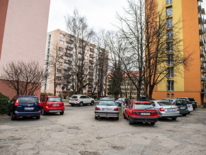 Parkování u Komenského ulice.