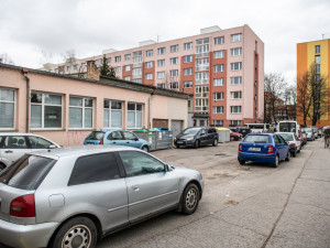 Parkování u Komenského ulice.