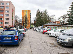 Parkování u Komenského ulice.