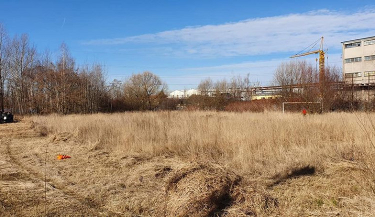 Bývalé hřiště čeká rekonstrukce.