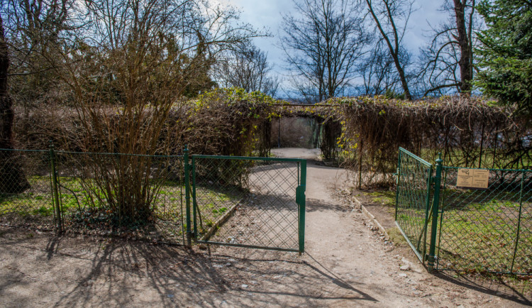 Dolní zahrada na Hluboké zůstane zavřená. Zvažuje se uzavření i zahrady před zámkem