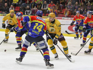 Cody Bradley (v pozadí) hledá ideální střeleckou pozici