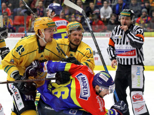 Jiří Karafiát a Jakub Teper (zleva) atakující Martina Heřmana