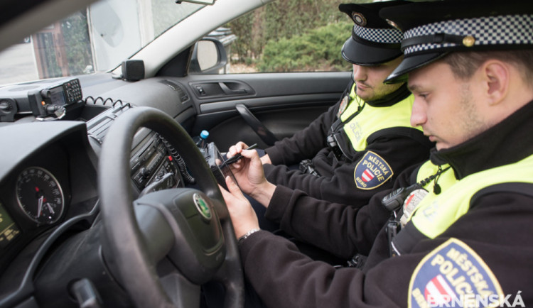 Muž obvinil brněnské strážníky, že srazili autem chodkyni. Vše si vymyslel, aby zakryl vlastní přestupek