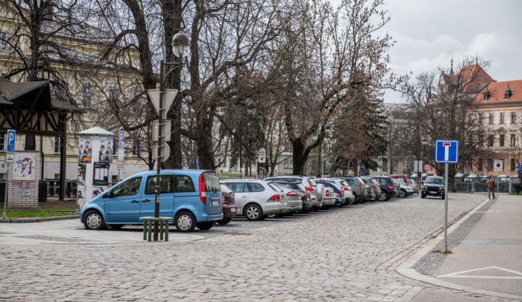 Za parkování na náměstí zaplatíme i sto padesát korun. Nejlevněji vyjde stání u soudu