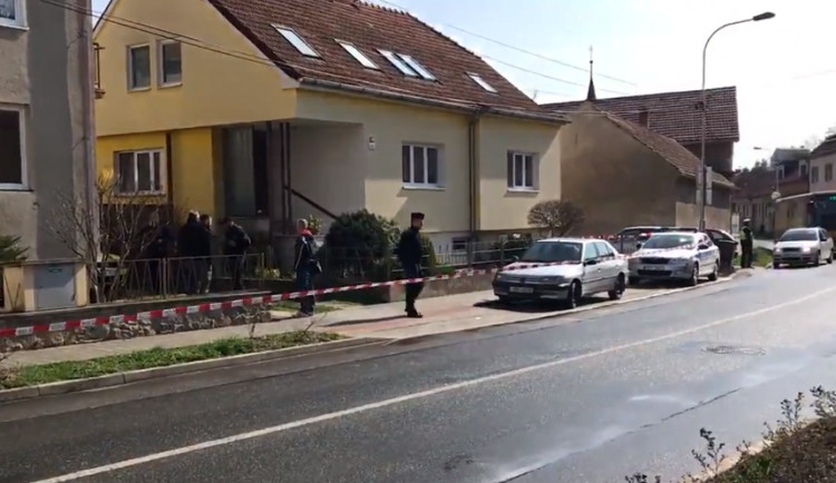 Střelba v Ostopovicích: v rodinném domě našli dva mrtvé. Podle médií zastřelil syn vlastní matku, pak sebe
