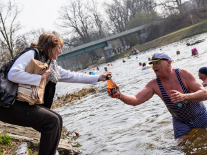 Sto sedmdesát dva otužilců se vrhlo do Malše, podpořili Centrum Bazalka