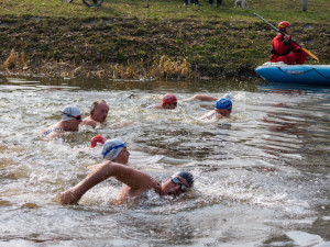 Sto sedmdesát dva otužilců se vrhlo do Malše, podpořili Centrum Bazalka