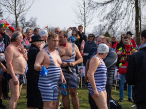 Sto sedmdesát dva otužilců se vrhlo do Malše, podpořili Centrum Bazalka