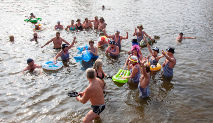 Sto sedmdesát dva otužilců se vrhlo do Malše, podpořili Centrum Bazalka