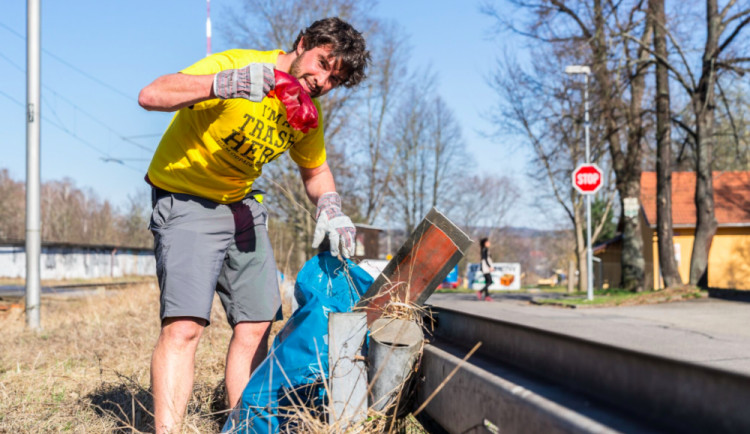 FOTO: Trash Hero dělá města hezčí. Ruku k dílu přidá i Drbna