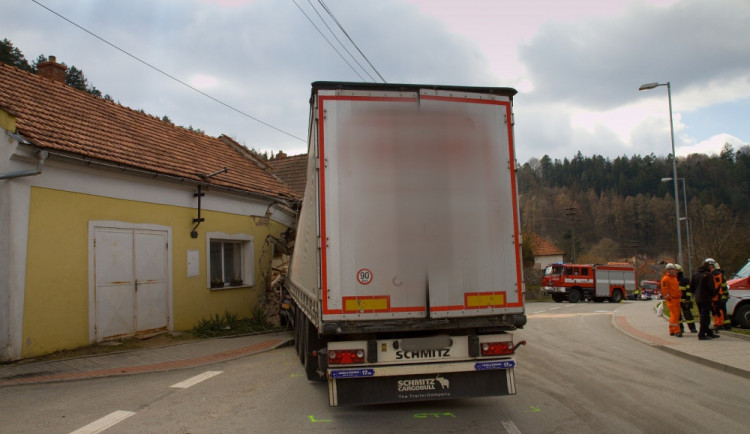 FOTO: Kamion to na Blanensku napálil přímo do rodinného domu, ten musí být nyní zbourán