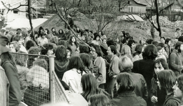 Před 45 lety se odehrál v Českých Budějovicích brutální policejní zákrok proti “máničkám”