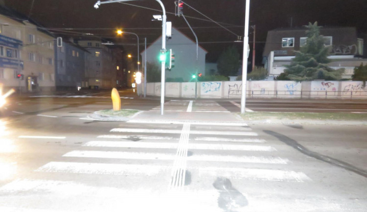 Auto srazilo v Brně ženu jdoucí po přechodu, policisté hledají svědky nehody z loňského října