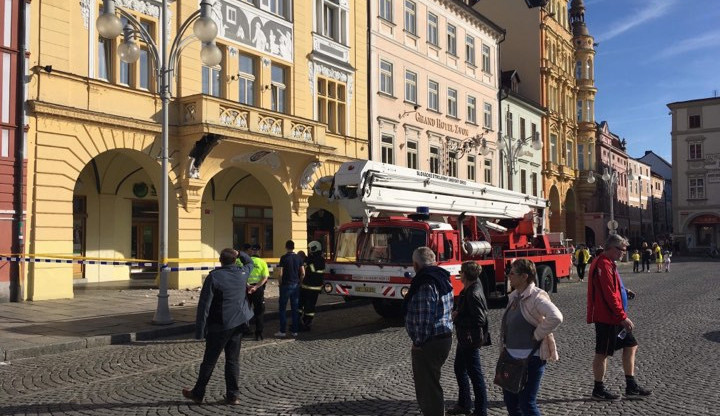 Upadlý kus omítky mohl někoho vážně zranit.