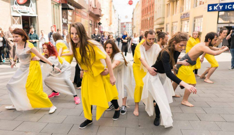Do Brna se sjíždí mladí divadelníci z celého světa. Bláznivým průvodem a koncerty pod širým nebem začne Encounter