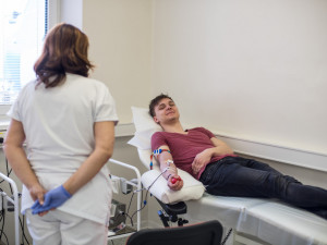 Studentské krvebraní láká nové dárce. Krev půjdou darovat společně
