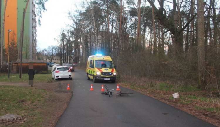 Auto při předjíždění srazilo starší cyklistku, která chtěla odbočovat. Policisté hledají svědky