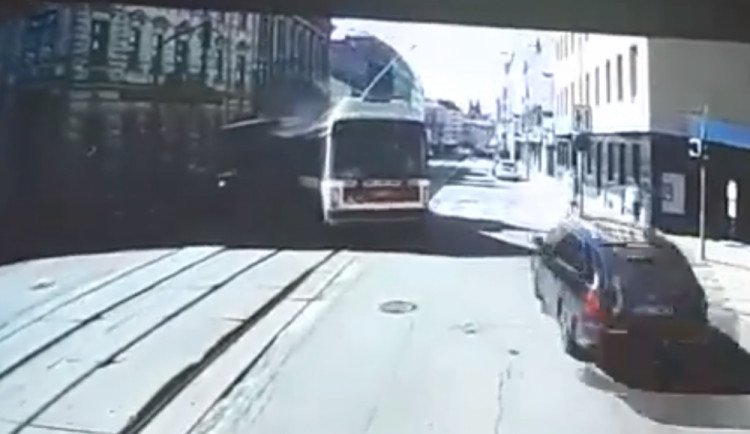 VIDEO: Palubní kamera odhalila pondělní čelní srážku trolejbusu s šalinou