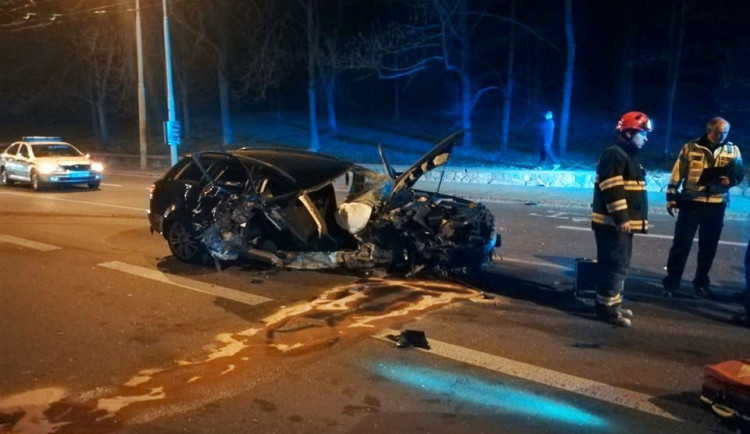 FOTO: Na Úvoze v noci bourala dvě auta. Podle svědků předcházela bouračce rychlá jízda městem