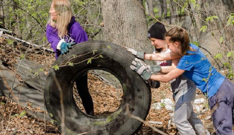 Dobrovolníci z celého Brna zítra vyrazí uklízet přírodu