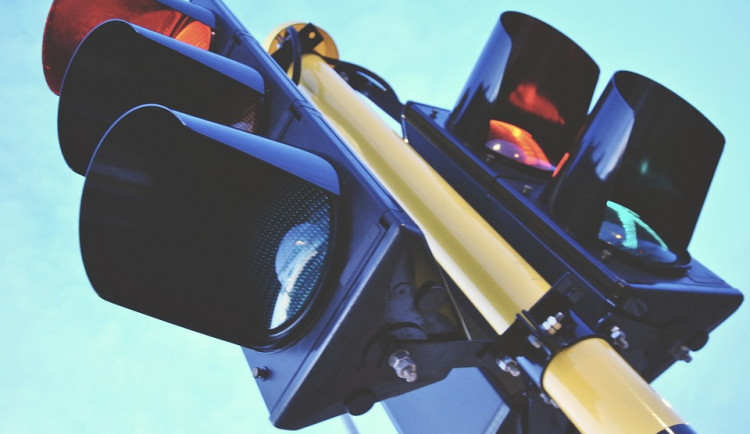 Nové nastavení semaforů má urychlit jízdu po Budějcích, řidičům se uleví