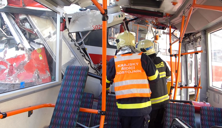 VIDEO: Záběry nehody očima hasičů odhalují nepěkný pohled na vnitřek bouraného trolejbusu