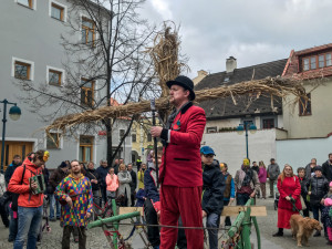 V Budějcích vyprovodili zimu, zapálenou Moranu hodili do řeky