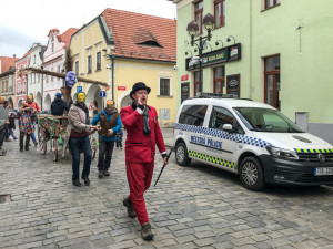 FOTO, VIDEO: V Budějcích vyprovodili zimu, zapálenou Moranu hodili do řeky