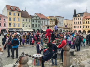 V Budějcích vyprovodili zimu, zapálenou Moranu hodili do řeky