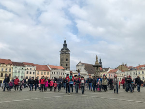 V Budějcích vyprovodili zimu, zapálenou Moranu hodili do řeky