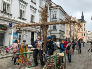 V Budějcích vyprovodili zimu, zapálenou Moranu hodili do řeky