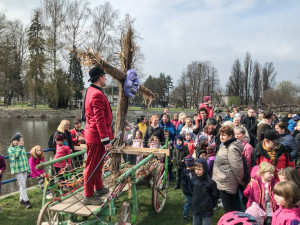 V Budějcích vyprovodili zimu, zapálenou Moranu hodili do řeky
