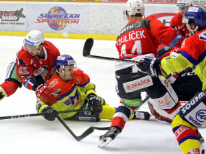 Nicholas Schaus srazil na led před vlastní brankou střelce prvního domácího gólu Zdeňka Doležala