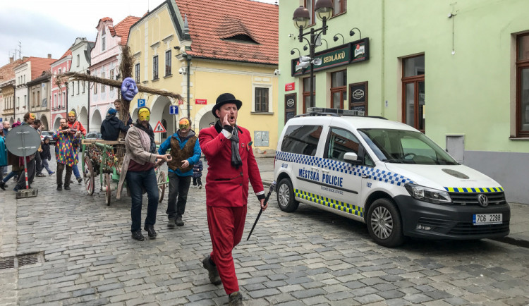 V Budějcích vyprovodili zimu, zapálenou Moranu hodili do řeky