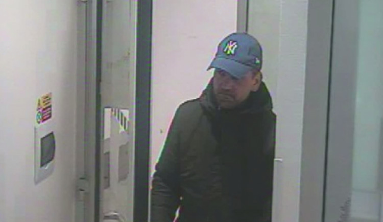 VIDEO: Zloděj vyloupil banku na Merhautově ulici v Brně. Vyhrožoval odpálením bomby