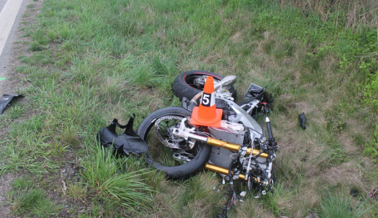 FOTO: Motorkář zemřel po srážce s Fabií. Náraz byl tak silný, že odhodil auto ze silnice