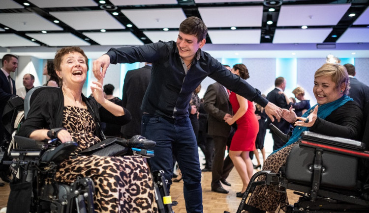 FOTOGALERIE: Vozíčkáři to v Brně roztočili na největším plese svého druhu v Česku