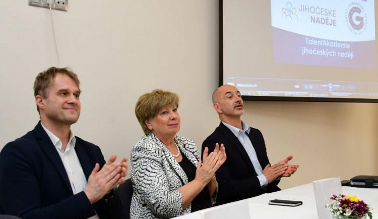 Neupadnout do průměru je strašně důležité, řekla hejtmanka Stráská k talentovaným studentům
