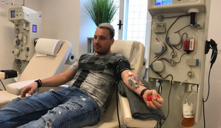 Filip šel plazmu darovat poprvé.