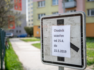 Město opraví chodníky v Dlouhé ulici. Opravy vyjdou na 635 tisíc korun
