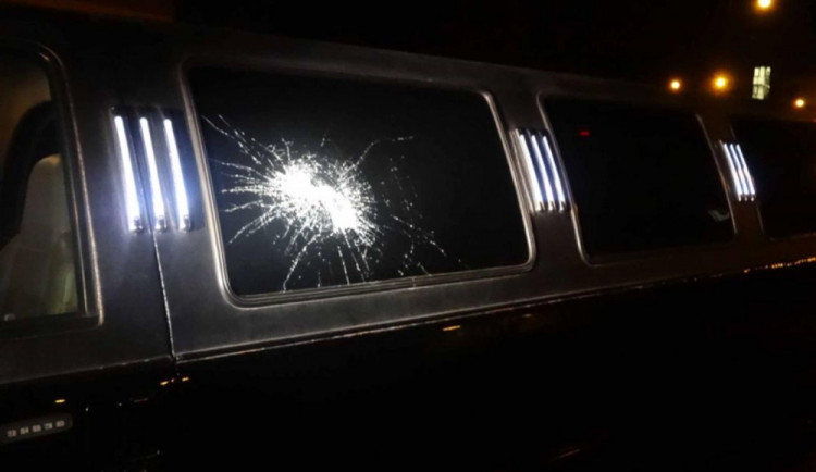 FOTO: Naštvaný obyvatel domu v Brně hodil sklenici se zavařeninou na limuzínu oslavence