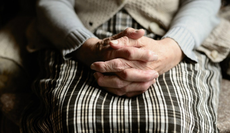 Zmatená seniorka jela do Bratislavy, vystoupila v Brně. Myslela si, že je rok 1919