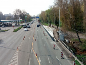 Stavba autobusových zastávek na Dlouhé louce bude hotová v červnu
