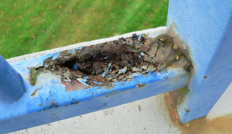 Zábradlí na lávce ke Stromovce je na konci životnosti. Čeká ho výměna